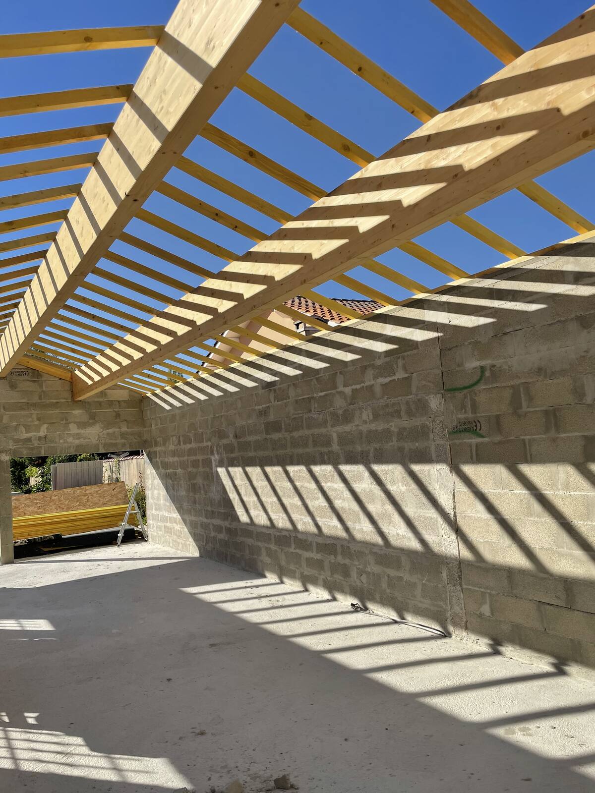 Charpente traditionnelle vue de l'intérieur, chantier Toiture Pro Clean