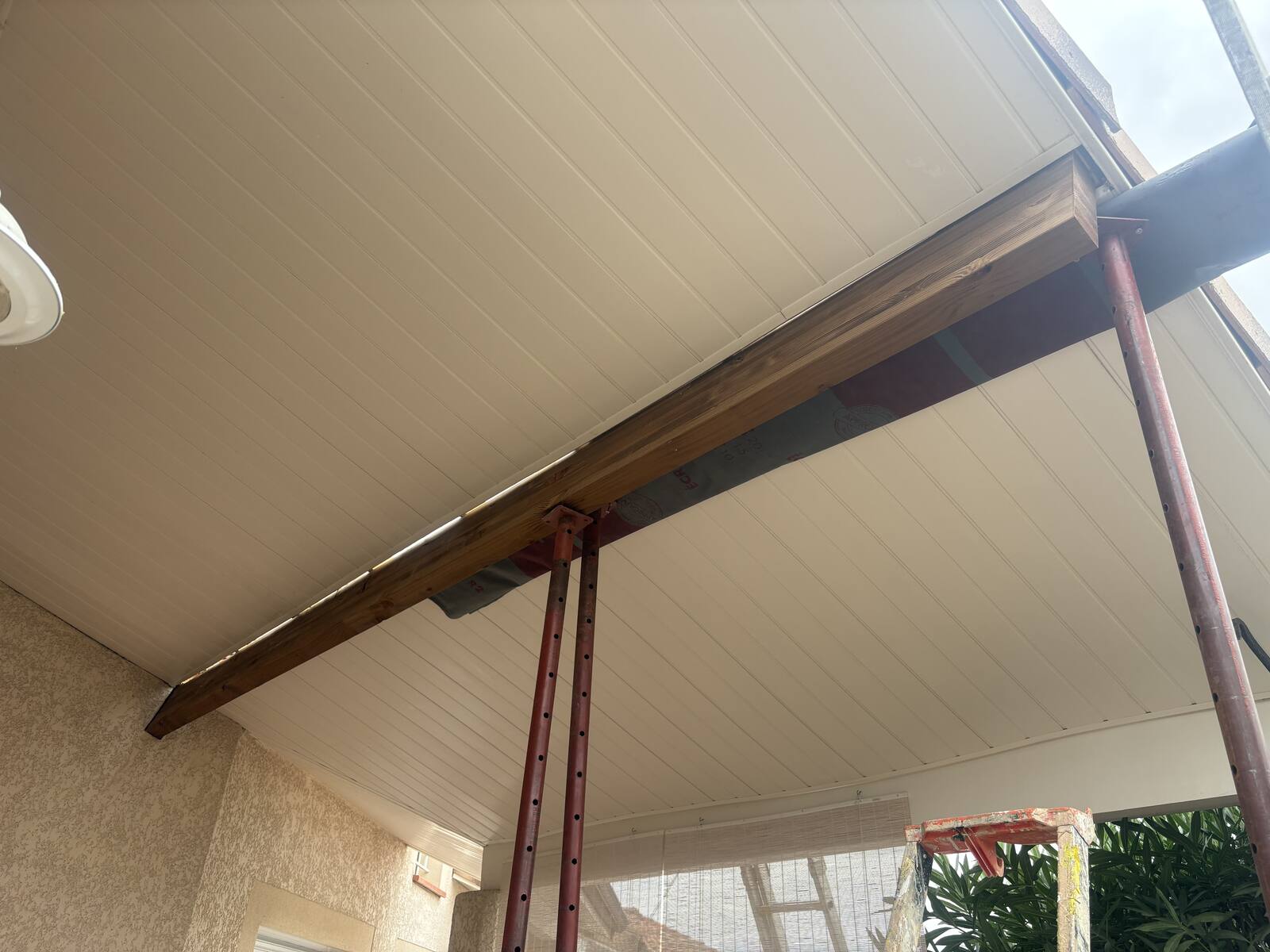 Détail d'une poutre de charpente de terrasse couverte