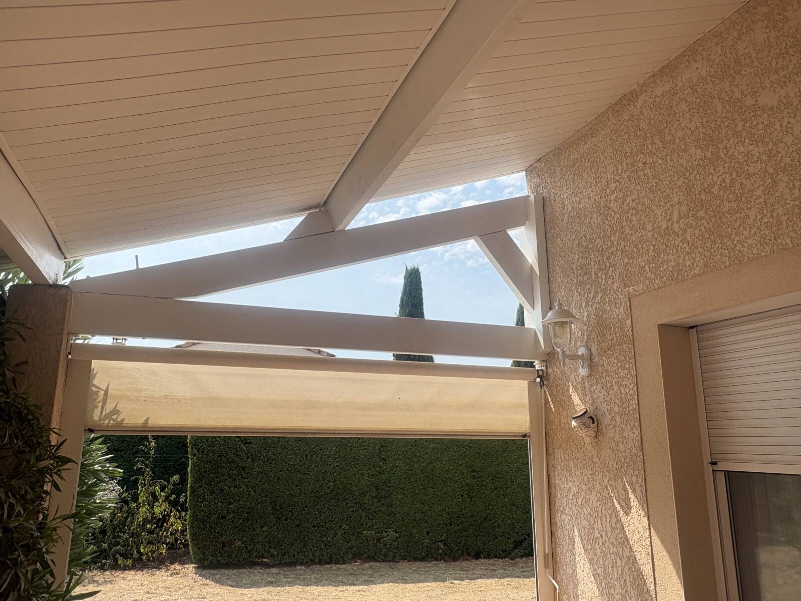 Charpente de terrasse couverte peinte en blanc, chantier Toiture Pro Clean