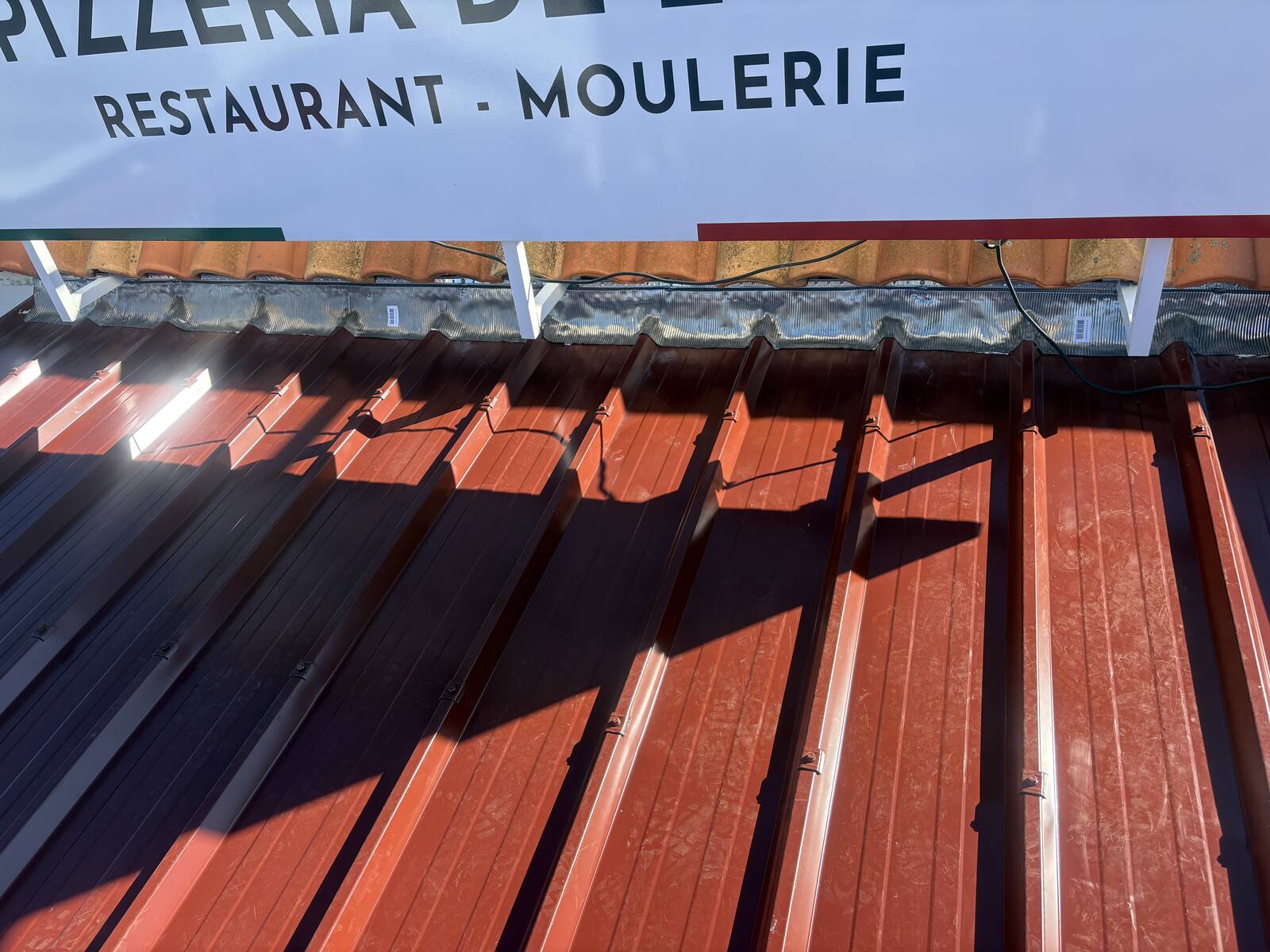 Détail de la couverture métallique posée à Pau