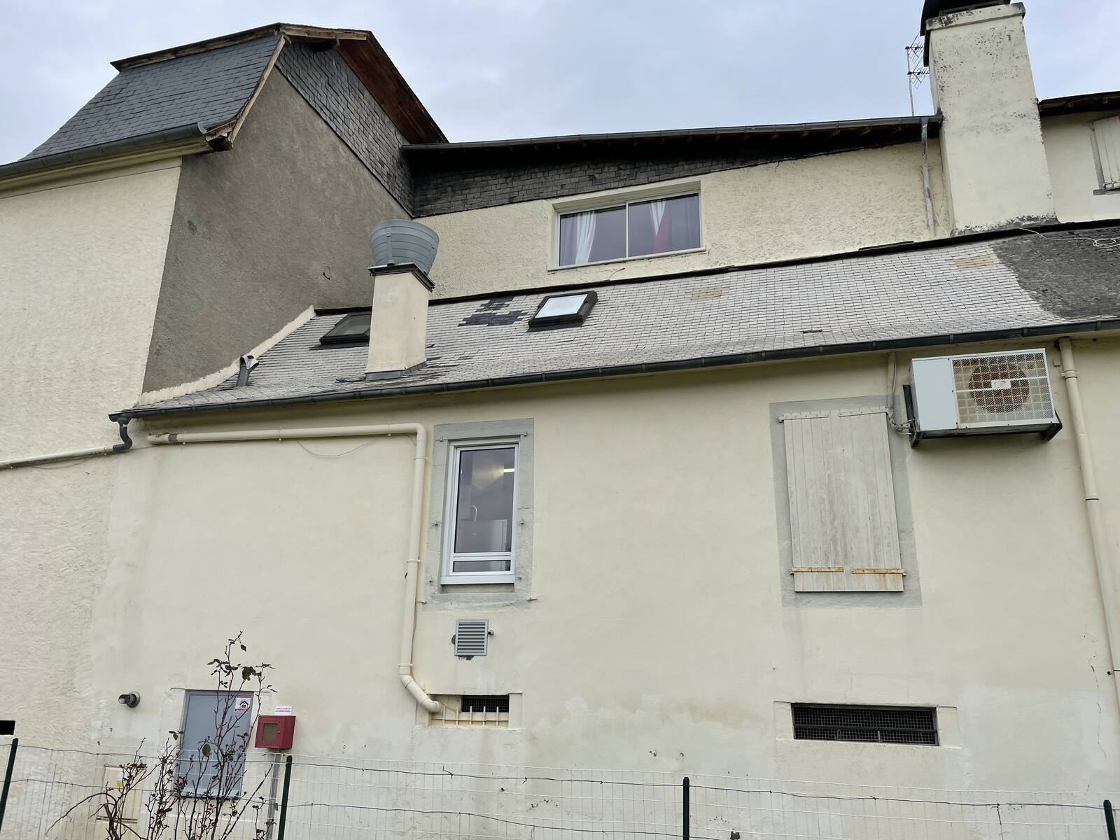 Pignon avant nettoyage de façade à Pau