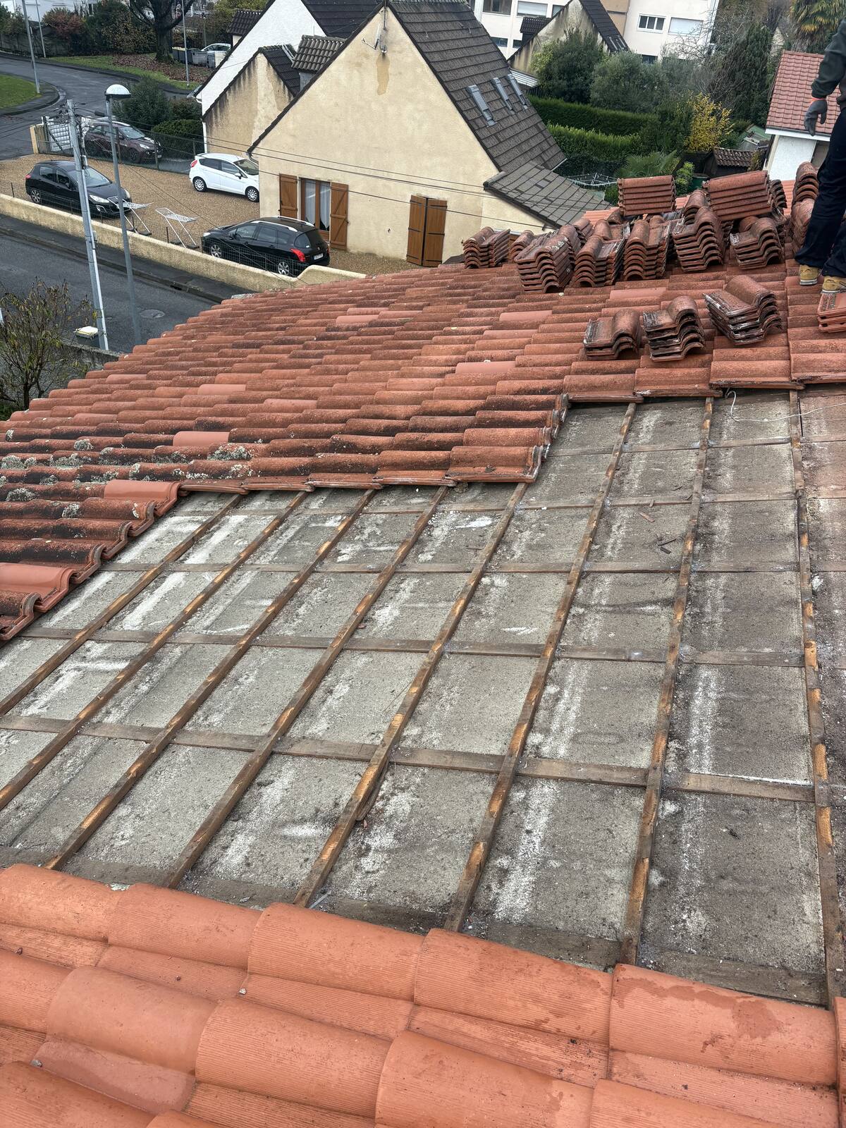 Dépose des tuiles, chantier de rénovation de toiture