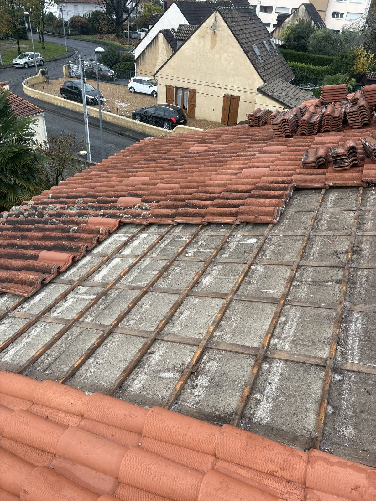 Dépose des tuiles avant rénovation de toiture à Pau