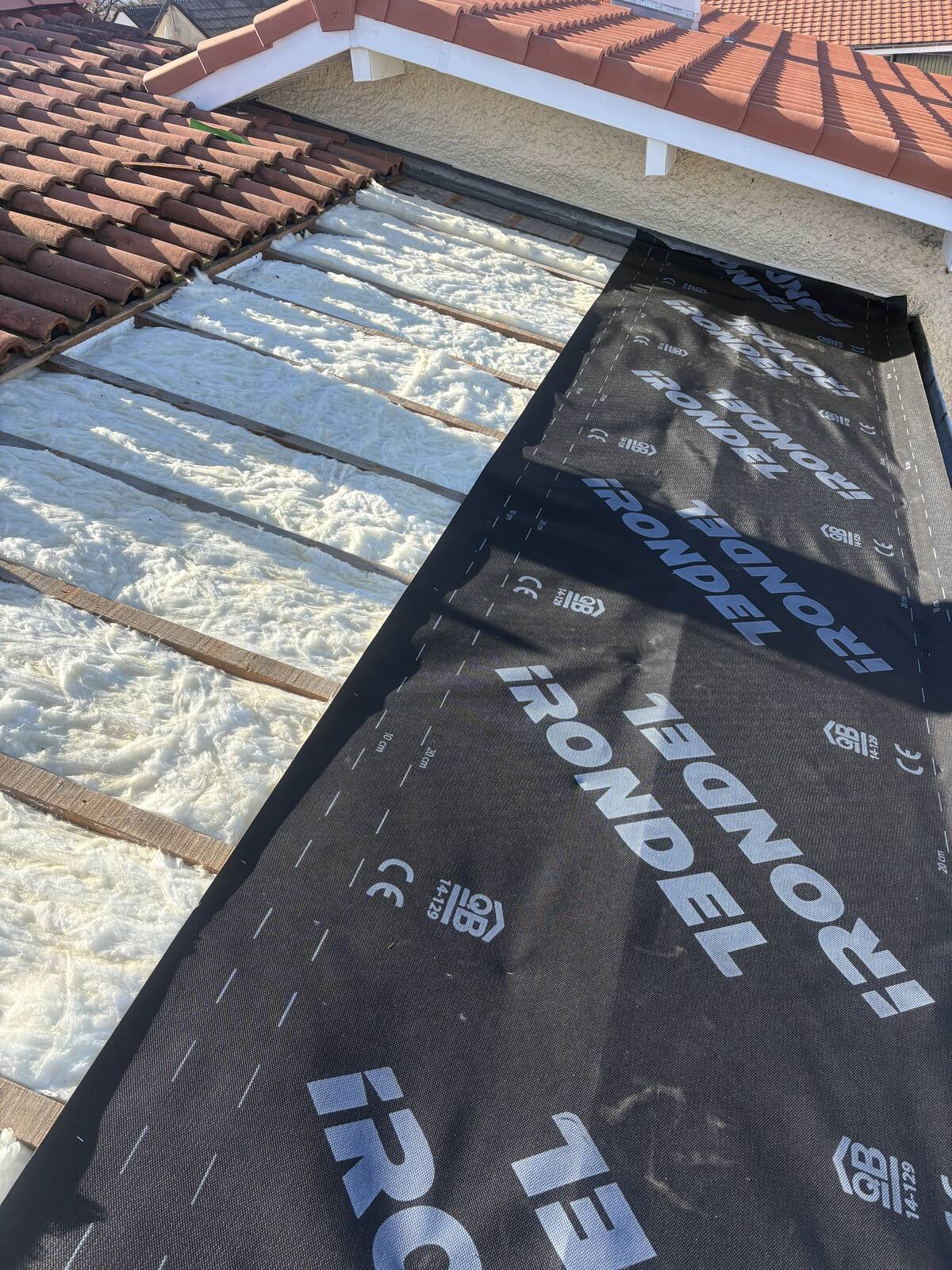 Écran de sous-toiture en cours de pose