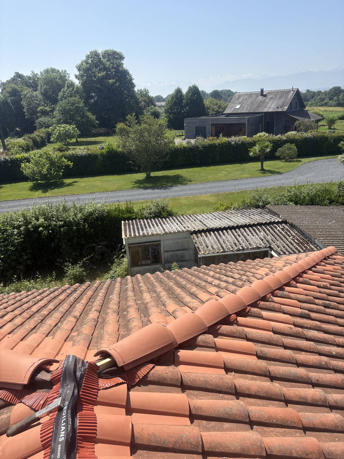 Jonction de faîtage et tuile de ventilation à Pau