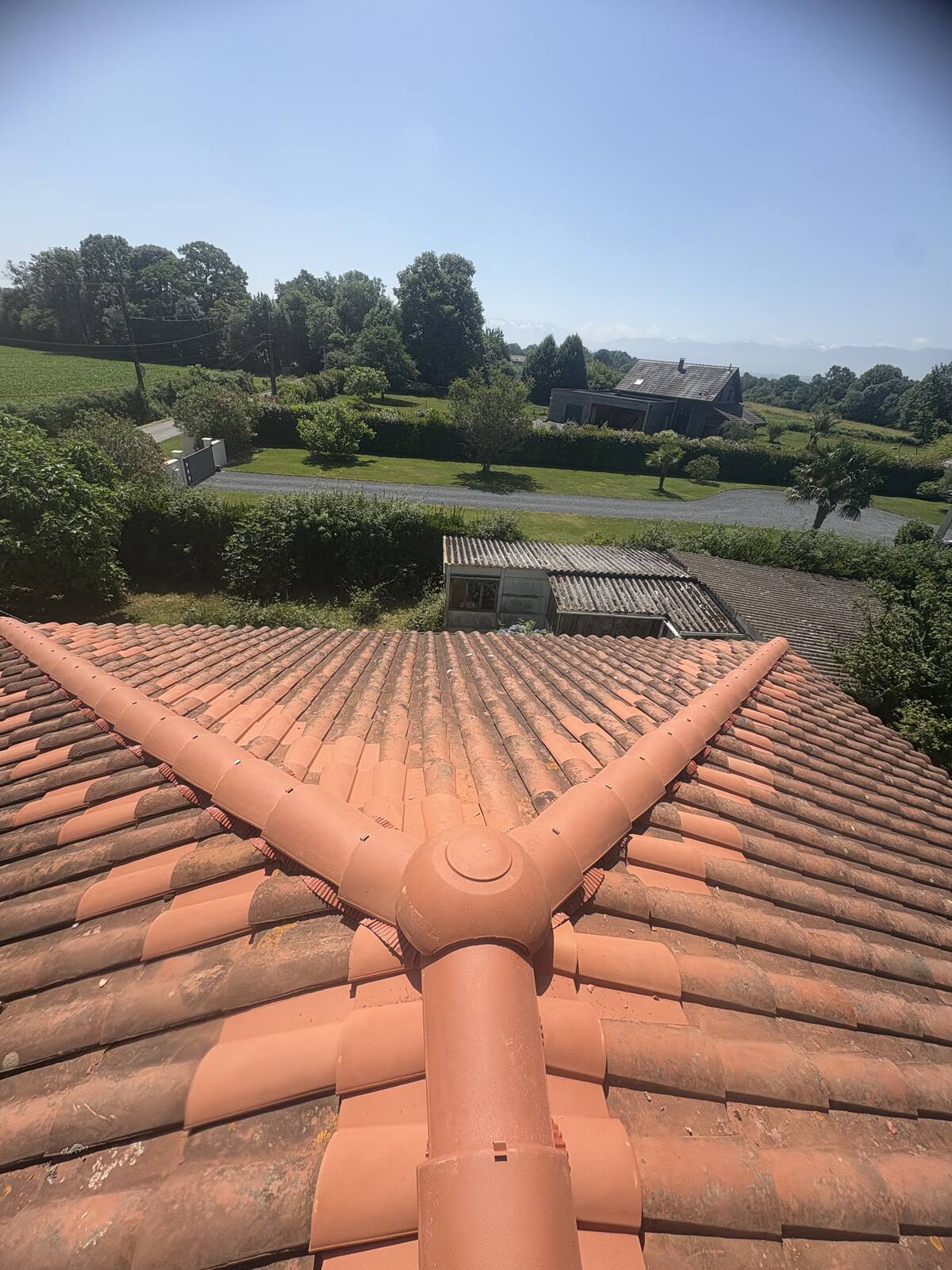 Finition de faîtage en croix sur une toiture rénovée