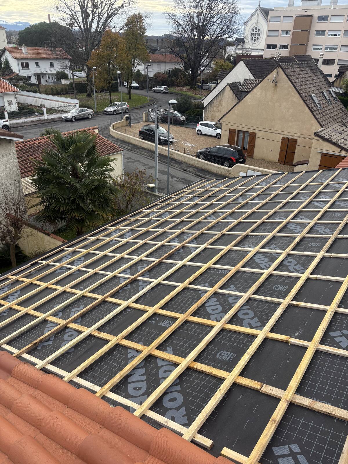 Liteaunage avant repose des tuiles