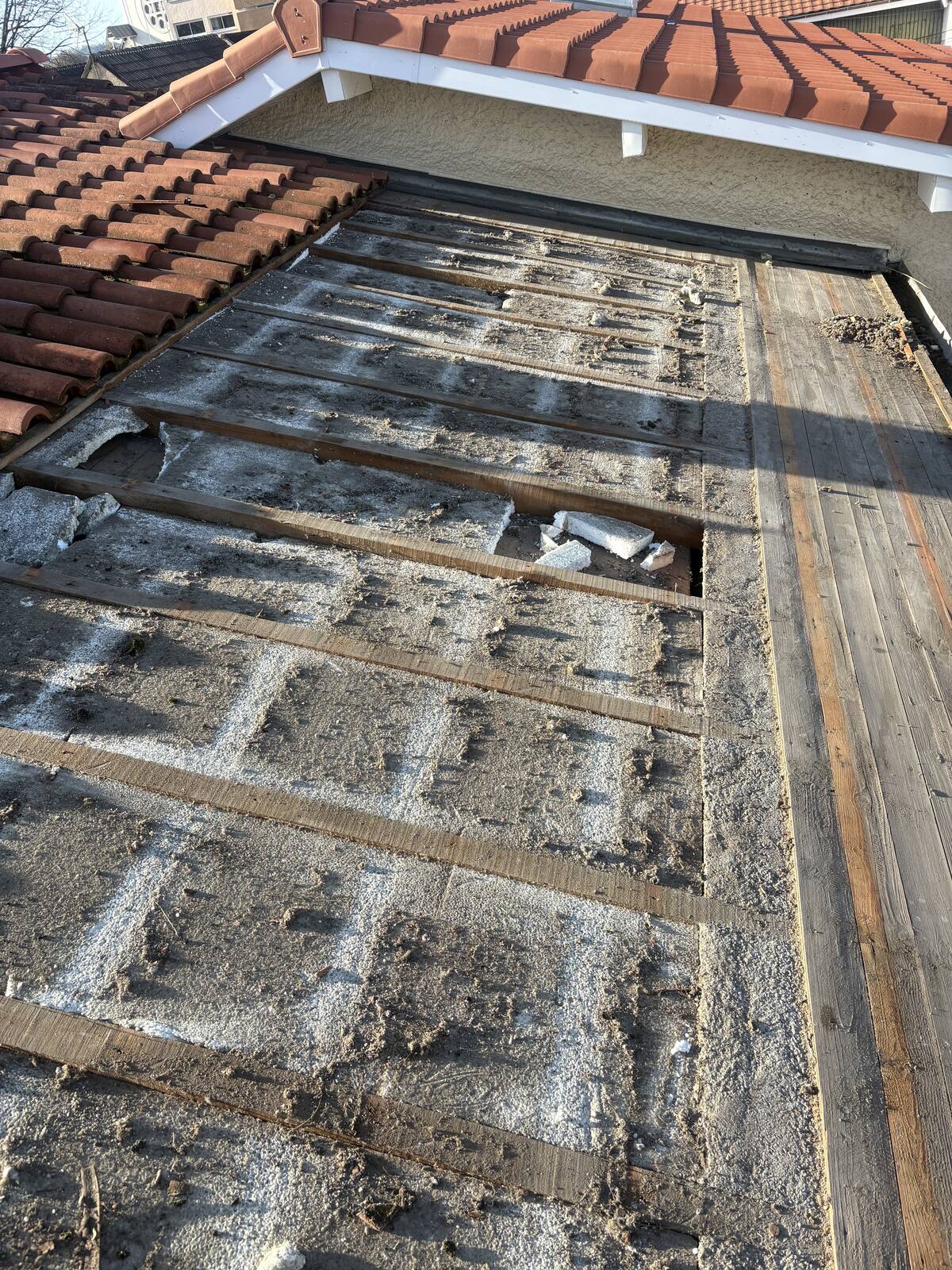 Charpente et voliges apparents avant rénovation