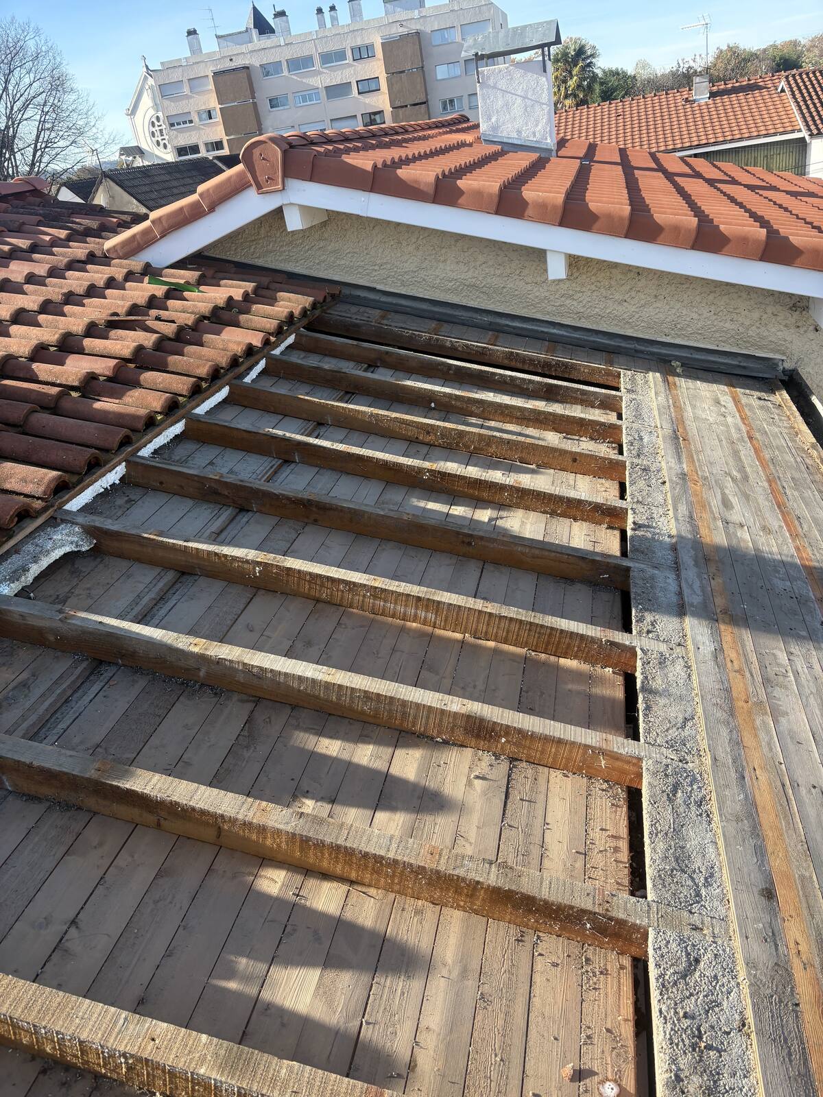 Voliges et charpente apparents avant rénovation