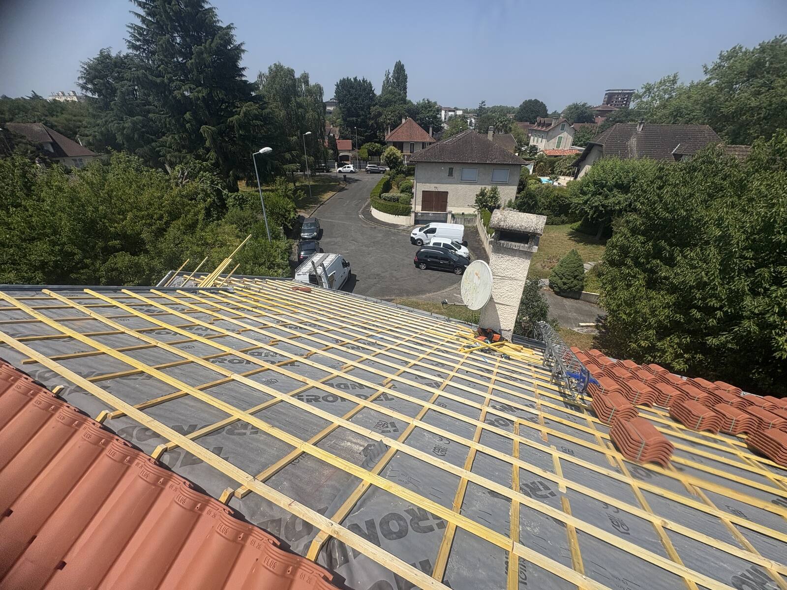 Liteaunage et tuiles en attente, chantier à Pau