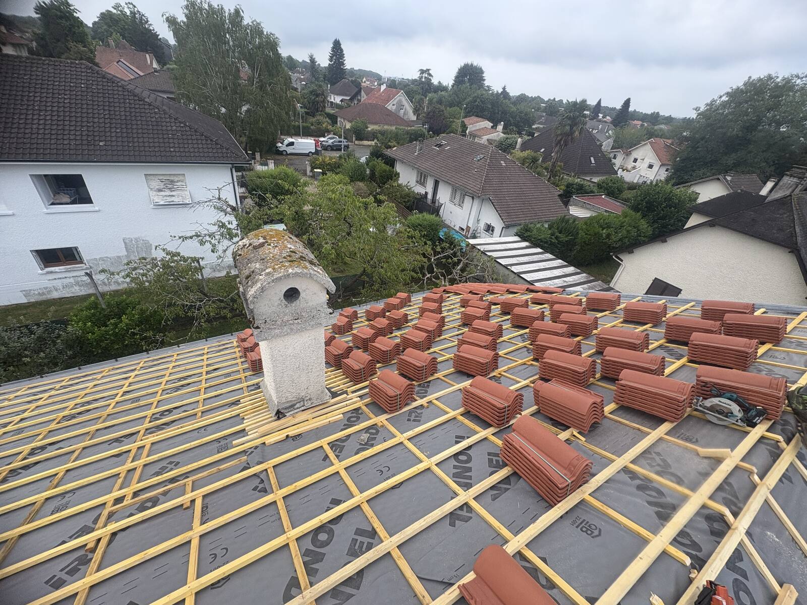 Tuiles prêtes à être posées, chantier de couverture