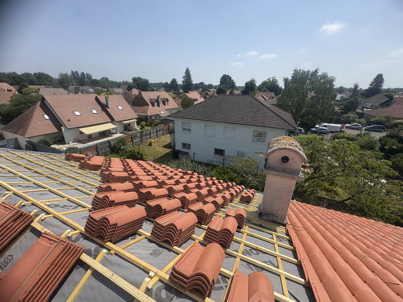 Repose des tuiles sur liteaunage, chantier Toiture Pro Clean