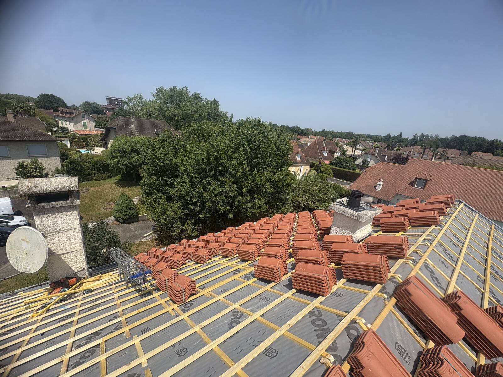 Tuiles empilées prêtes à la pose, chantier de toiture