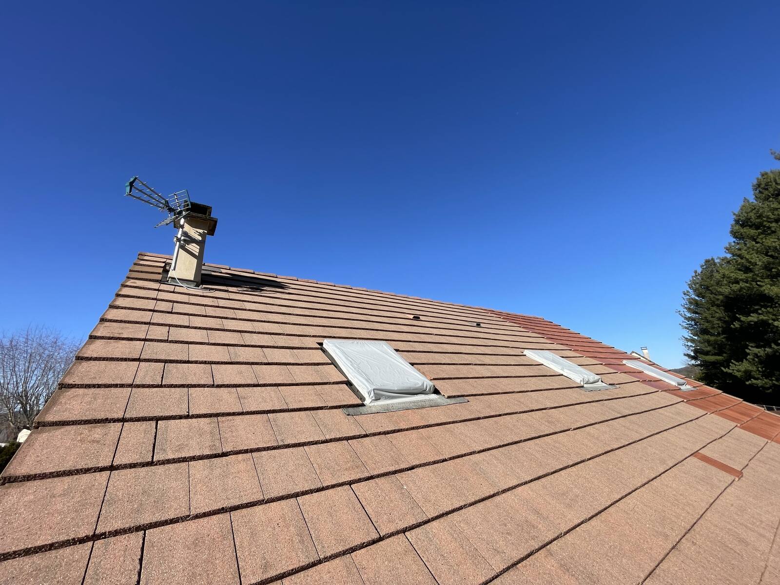 Pose de velux en cours sur un toit à Pau, Toiture Pro Clean